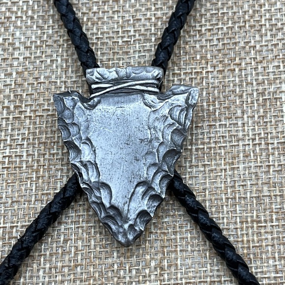 Sishiyou Buckle Co. Other - Arrowhead Bolo Tie 1987 Siskiyou Buckle Co Inc. Black Braided leather Vintage